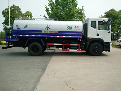 洒水车与环卫车 城市洁净的双重保障