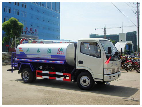 停产的洒水车与环卫车 从报废到重生，城市环境管理的思考与转型