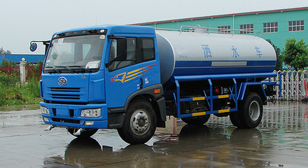 解放单桥洒水车 环卫车中的多面手