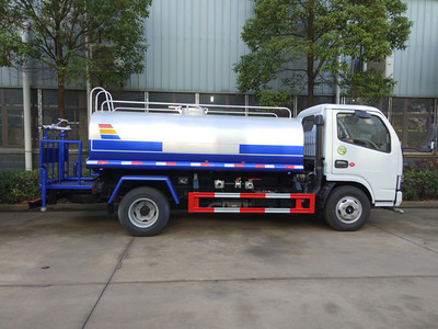 城市洒水车的多功能角色